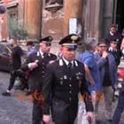 Carabiniere ucciso a Roma, la moglie esce dalla chiesa dopo la messa