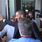 Video Bonucci esce dalla sede del Milan acclamato dai tifosi