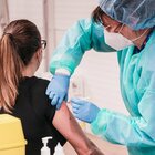 I nuovi vaccini bivalenti aggiornati contro Omicron, come funzionano e quali sono gli effetti collaterali
