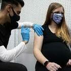 Vaccinazione anti Covid, per la Francia donne in età fertile a rischio: la tesi divide gli scienziati