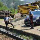 Tunisino devasta la stazione e lancia tre transenne sui binari: carabiniere evita l'impatto col treno