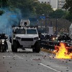 Venezuela, spallata a Maduro: Guaidò si autoproclama presidente, è caos. Scontri e morti