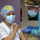 Infermiera fa il vaccino in Spagna, ma 24 ore dopo si scopre positiva al Covid: in isolamento 70 persone