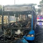 Roma, bus Atac incendiato a viale di Castelporziano: paura ma nessun ferito