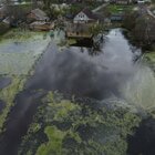 Ucraina, un intero vilaggio inondato per salvarsi dall'esercito russo: «Le persone si spostano in gommone»