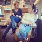 Sonia Bruganelli, nuova provocazione social: la foto in treno con i "piedi sul sedile"