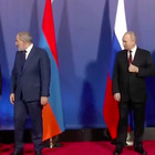 Putin isolato dagli alleati, il presidente armeno apre la crisi: «Non ha firmato l'accordo Otsc». E in pubblico lo scansa VIDEO