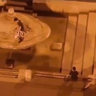 Piazza della Chiesa Nuova, Fontana della Terrina sfregiata dai vandali con le biciclette