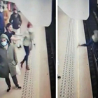 Donna spinta sui binari della metro mentre sta arrivando il treno VIDEO CHOC