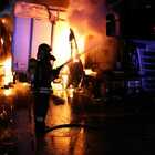 Inferno ad Avellino, incendio nella notte: 12 tir distrutti dalle fiamme