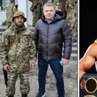 Ucraina, il pugile Vasiliy Lomachenko si arruola e va a combattere: la foto in mimetica