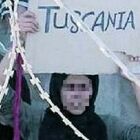 Scrive "Tuscania" sul cartello per farsi riconoscere