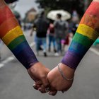 «Ti dò fuoco», coppia gay perseguitata: ogni giorno insulti e minacce con pale e bastoni