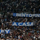 Ilary e lo striscione durante Lazio-Inter: «Bentornata a casa»