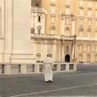 Papa Francesco cammina tutto solo in Vaticano: celebra il matrimonio e va via senza scorta