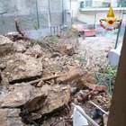 Frana di fango e sassi su un palazzo a Genova: «Evacuate per precauzione 46 persone»