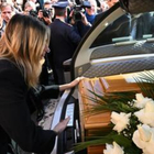Funerale Mihajlovic, la bara portata fuori dalla chiesa da amici ed ex compagni: ecco chi erano