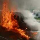 Esplode il pulmino degli studenti nel primo giorno di scuola: fiamme altissime FOTO