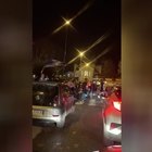 Trionfo Lazio, cori e caroselli da Ponte Milvio a Piazza del Popolo: «Chi non salta bianconero è»