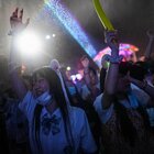 Wuhan, l'addio al virus dei giovani: locali pieni, cene, feste e niente mascherine