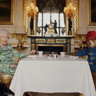 La regina Elisabetta prende un té con l'orso Paddington: l'esilarante sketch prima del concerto per il Giubileo