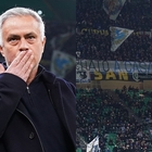 Mourinho saluta i tifosi dell'Inter a San Siro
