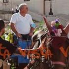 Botticella trasformata in carro floreale ecco la protesta dei fiorai in Piazza di Spagna a Roma