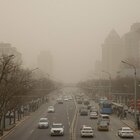 Pechino, cielo giallo come ai tempi pre-Covid: inquinamento record e tempeste di sabbia