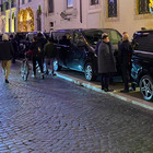 Roma, Ncc parcheggiati in fila sul marciapiede a via del Babuino. La polemica: «Città senza regole» FOTO