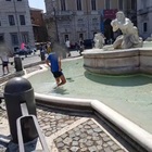 Piazza Navona, un dodicenne spagnolo si tuffa nella fontana: multa di 450 euro ai genitori