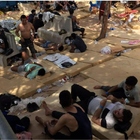 Lampedusa, quasi 2.000 migranti tra i rifiuti