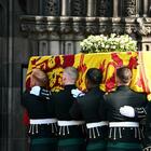 Regina Elisabetta, oggi l'omaggio pubblico a Edimburgo. Re Carlo in Parlamento, ma è caos incoronazione