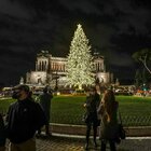 Roma, le iniziative per Natale: da Spelacchio ai presepi. «Un albero in ogni Municipio»