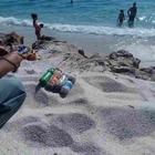 Olbia, sabbia rubata in spiaggia e nascosta nello spray abbronzante: sorpresi al porto