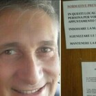 Guido Russo, chi è il dentista con il braccio in silicone per il vaccino: il cartello sul Green pass e la protesi comprata online