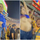 La tifosa si leva la maglia dopo il gol e resta in topless: il video diventa virale