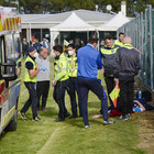 Pordenone, calciatore dell'Azzanese finisce contro il palo della recinzione: ambulanza in campo
