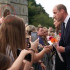 Regina Elisabetta, bambina dona il suo orsetto Paddington al principe William. Lui: «È dolcissimo, ecco a chi lo darò»