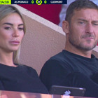 Totti e Noemi in gita a Montecarlo, viaggio all'estero tra amore e calcio: "beccati" in tribuna allo stadio del Monaco