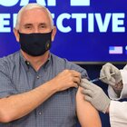 Covid, Mike Pence si vaccina davanti alle telecamere, Biden lo farà la prossima settimana