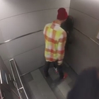 Picchiata e insultata dal fidanzato in ascensore: nessuno la soccorre