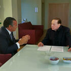 Silvio Berlusconi dimesso, la foto prima di uscire dall'ospedale. Il San Raffaele: «Forte e in forma»