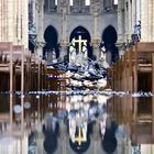 Notre Dame, la volta centrale è crollata: le prime immagini dall'interno