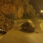 Frana a Ischia, pesante masso si stacca da un costone roccioso e cade in strada: evacuate 25 persone