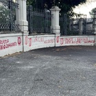 Roma, blitz dei no vax allo Spallanzani. Le scritte sui muri: «Mostri e assassini, vaxate i bambini»