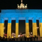 Berlino e Parigi, monumenti illuminati con i colori dell'Ucraina: a Roma resta tutto "spento"