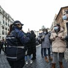 Roma, mascherine obbligatorie da oggi in centro: folla e controlli degli agenti