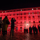 Femminicidi, 104 donne uccise nel 2022: Palazzo Chigi si illumina di rosso