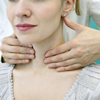 Tiroide, sintomi spia e cure su misura: quando la ghiandola è in altalena