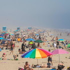 Coronavirus in California, le spiagge restano aperte: tutto esaurito, i bagnini controllano le distanze